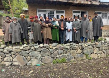Apni Party intensifies outreach in Tral, interacts with workers and local residents