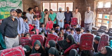 Amrit Charitable Trust, Kochhar Foundation Distribute School Bags Among Meritorious Students in Tral