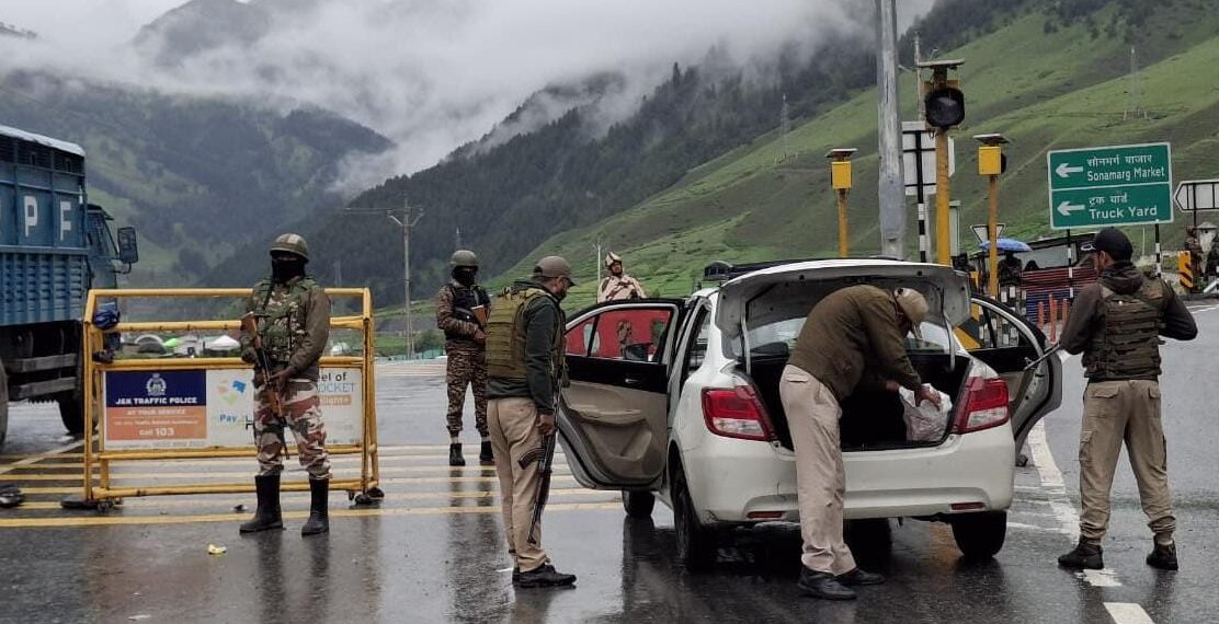Ganderbal Police Conducts District-Wide Raids, Detains Over 100 Suspected OGWs for Questioning