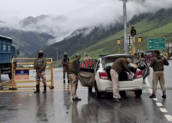 Ganderbal Police Conducts District-Wide Raids, Detains Over 100 Suspected OGWs for Questioning